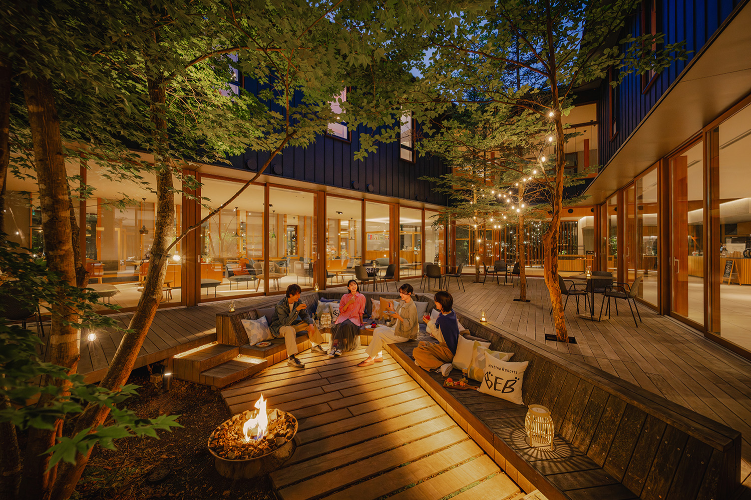 高原上的夜風宜人，木甲板上的庭院可以看到流星